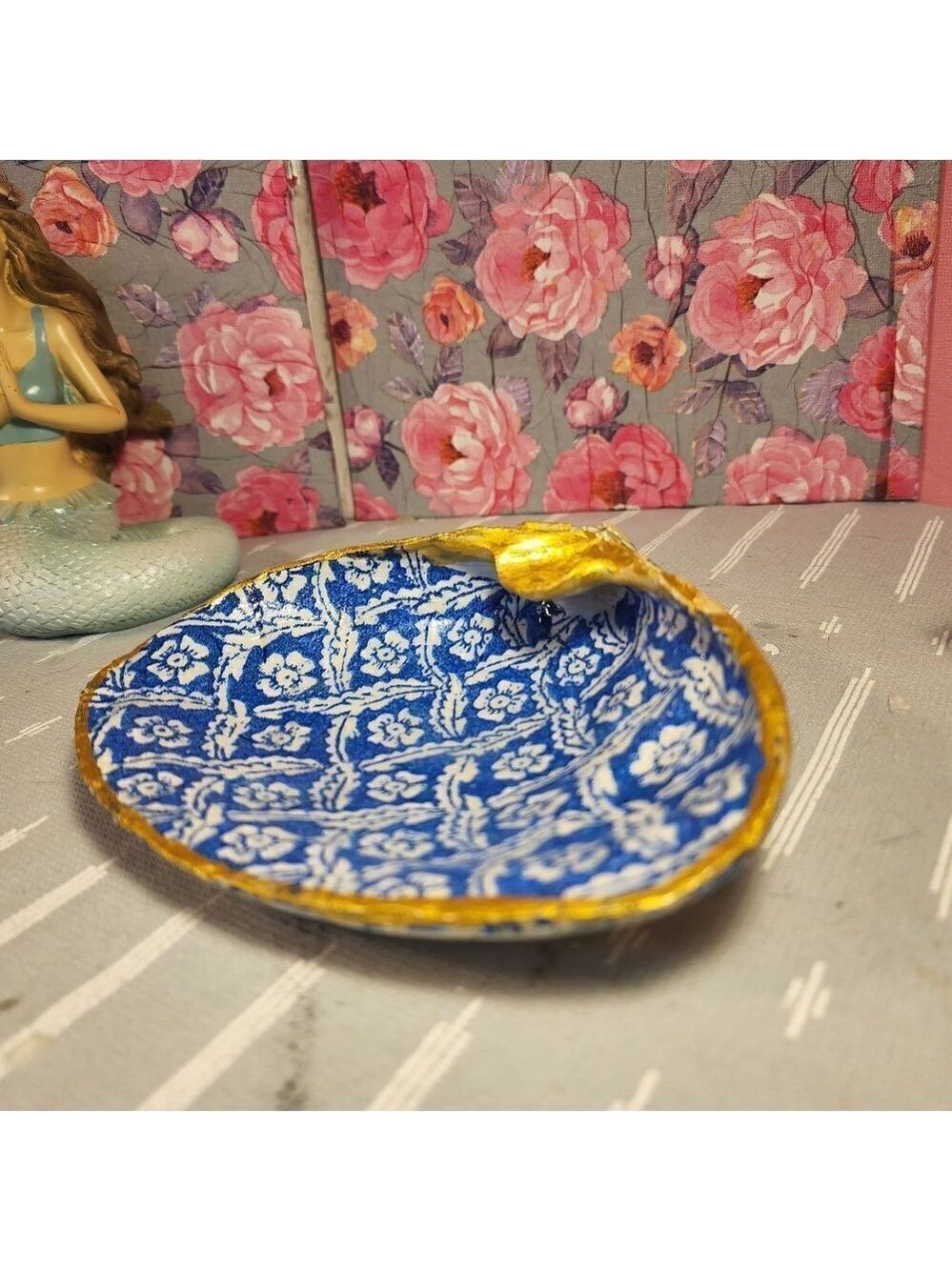 DECOUPAGE CLAM SHELL DECOUPAGE BLUE PATTERN ON A CLAM SHELL TRINKET DISH - Picture 8 of 11
